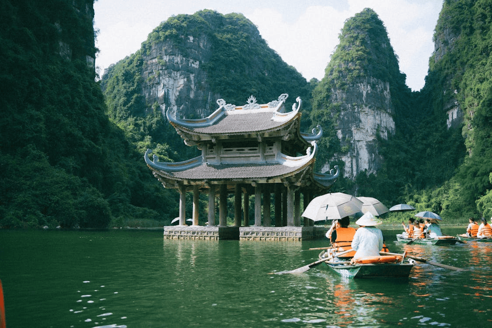 Thuy Dinh Pavilion and Phoenix Mountain are a stunning photo spot, best captured while sitting on the boat (Source: Pexels)